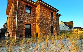 Haus Viking mit 2 Ferienwohnungen Bjorn 4 Pers und Floki 6 Pers mit Düne und Garten